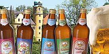 mehrere Flaschen Reuther Bier, daneben gefüllter Maßkrug, im Hintergrund Schloßbrauerei Reuth
