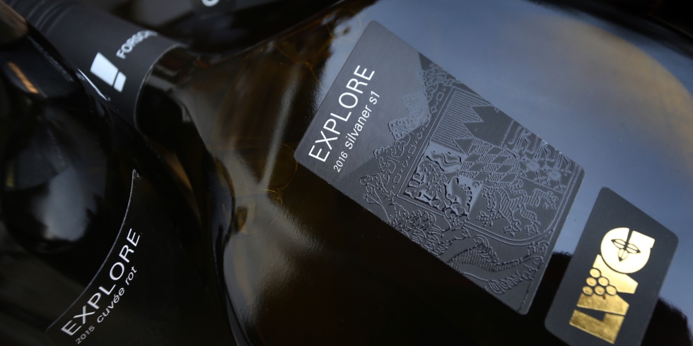 Großaufnahme einer schwarzen Weinflasche mit Aufschrift: Explore, 2016, silvaner s1, LWG