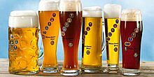 Mehrere gefüllte Gläser verschiedener Münchner Biere, auf Tisch 