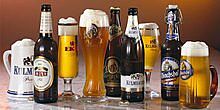 Verschiedene Flaschen, Gläser und Krüge, gefüllt mit Kulmbacher Bier