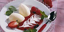 Teller mit zwei Nocken Bayerischer Creme auf Fruchtspiegel, dekoriert mit Minze und Beeren