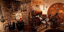 Neumarkter Brauereimuseum von innen, Felswand und viele Werkzeuge einer Brauerei