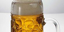 Nahaufnahme eines gefüllten Maßkruges mit Bier, Schaumkrone