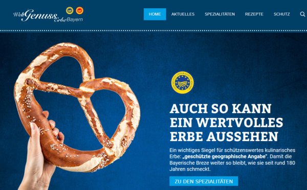 Startseite der Website „WeltGenussErbe Bayern“: Hand hält Bretzel vor blauem Hintergrund 